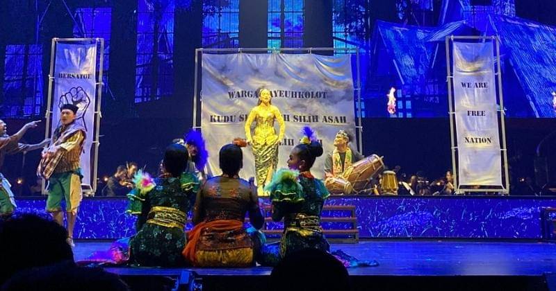 Potret Yura Yunita jadi Biduan Sunda saat Pagelaran Sabang Merauke berlangsung pada Jumat (16/8/2024), di JIExpo Theater Jakarta, Jakarta Utara. - Popmama.com/Salsyabila Sukmaningrum